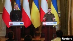 За словами президента, вони обговорили «посилення санкційного тиску на Росію, підтримку енергетичного, нафтового ембарго щодо агресора, наше членство в ЄС»