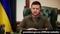 «Вирішуйте це швидше. Не перекидайте відповідальність, відправте нам літаки», – заявив президент