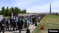 Armenia - People walk to the Tsitsernakabert memorial in Yerevan during an annual commemoration of the 1915 Armenian genocide in Ottoman Turkey, April 24, 2021.