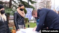 Илустрација - Архивска фотографија од акцијата за собирање на потписи против Законот за попис иницирана од ВМРО-ДПМНЕ
