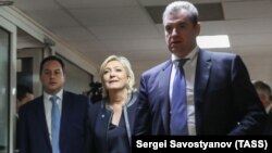 Лидерката на францускиот Национален фронт (во средина) при нејзината посета на Москва. 24.03.2017
