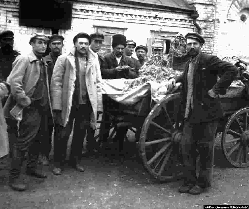 З конфіскованими колосками біля сільради&nbsp;села Удачне Гришинського району Донецької області, 1932 рік