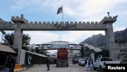 تورخم د پاکستان او افغانستان ترمینځ تر ټولو لویه او مصروفه سرحدي دروازه بلل کېږي - پخوانی انځور.
