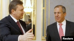 Ukrainian President Viktor Yanukovych (left) welcoming Russian Foreign Minister Sergei Lavrov to Kyiv for a meeting in 2010