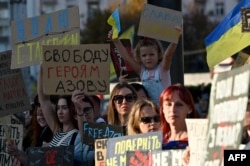 Azow brigadasynyň we kömekçi bölümleriniň ukrain uruş ýesirleriniň garyndaşlary we dostlary rus tussaglary bilen alyş-çalyş etmäge çagyryş edip, 2024-nji ýylyň 8-nji sentýabrynda Kiýewde ýörişe gatnaşýarlar.