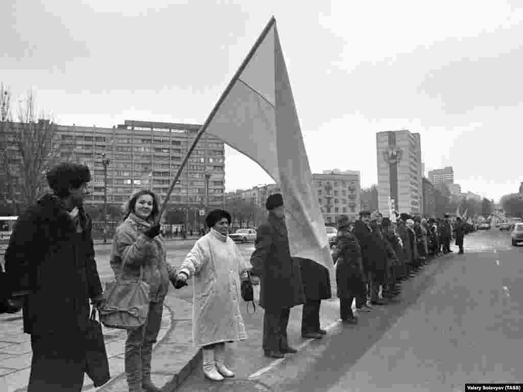 «Живий ланцюг» у Києві. Ця акція – одна із наймасштабніших такого роду у світовій історії