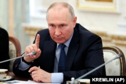 Ruski predsednik Vladimir Putin na sastanku s ruskim ratnim dopisnicima koji pokrivaju sukob u Ukrajini, Kremlj 13. jun.