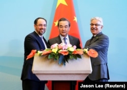 Afghan Foreign Minister Salahuddin Rabbani (left), Chinese Foreign Minister Wang Yi (center), and Pakistani Foreign Minister Khawaja Asif in 2017.