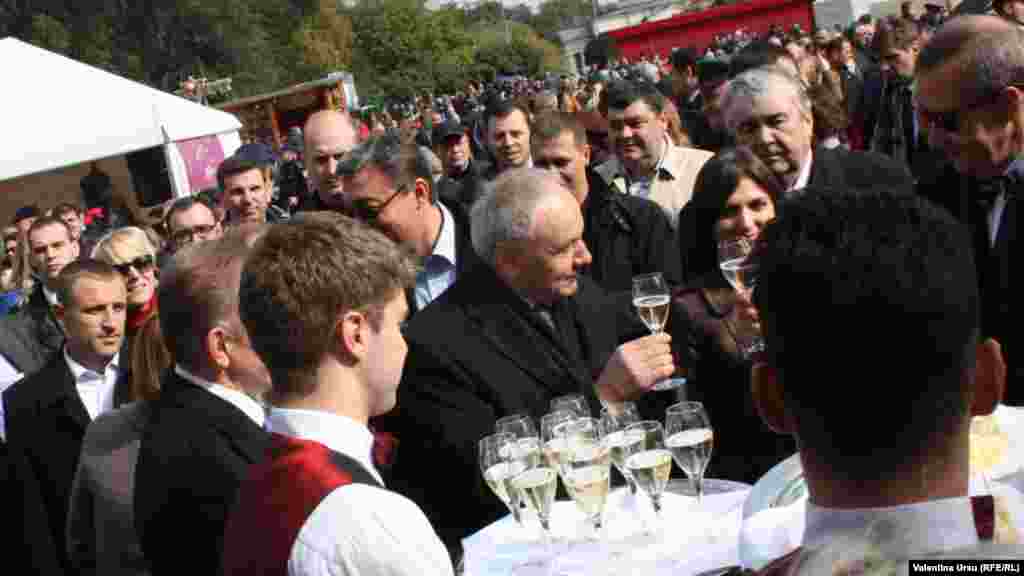 Moldovan President Nicolae Timofti (center) tests the wine.