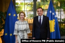 Șeful UE pentru politică externă Kaja Kallas (stânga) s-a întâlnit cu prim-ministrul kosovar Albin Kurti la începutul acestei luni.