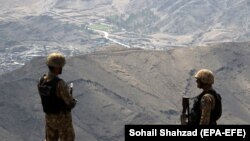 په خیبر کې پاکستاني سرتېري پهره کوي ـ پخوانی انځور.
