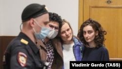 Наташа Тишкевич (трета од лево кон десно) и нејзините колеги од студентското списание „Докса“