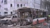 <p>Згорілий автобус на вулиці міста Суми після російської ракетної атаки.<br><br>13 квітня РФ завдала удару двома балістичними ракетами типу «Іскандер-М» по центру міста. Як повідомили в Офісі президента України, російські війська використали ракету з касетними боєприпасами