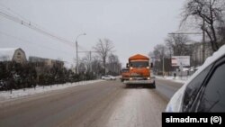 Снігоприбиральна техніка на вулицях Сімферополя під час снігопаду. Крим, 10 лютого 2025 року