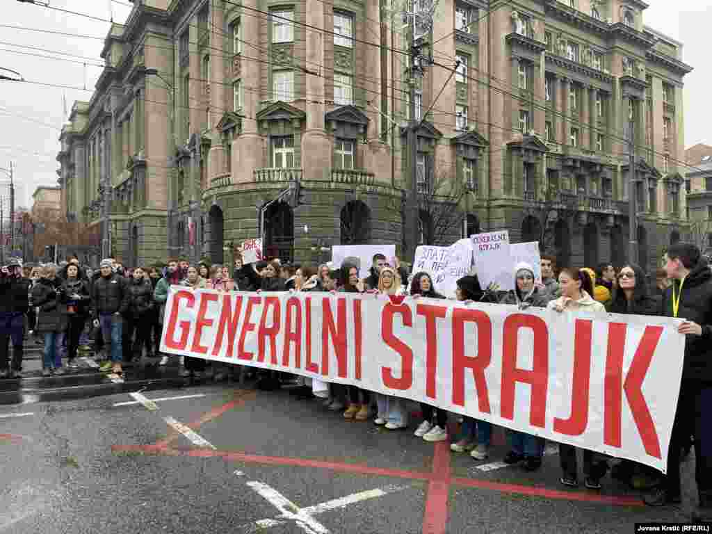 Calling for a general strike, they urged citizens to refrain from going to work, shopping, or making any other financial transactions. 