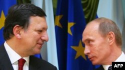 Russian Prime Minister Vladimir Putin (right) wrote to the president of the European Commission, Jose Manuel Barroso, to warn him of "emerging risks" in the stability of gas supplies. (file photo)