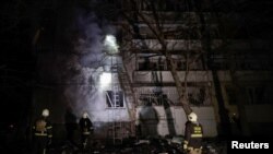 Пожежники працюють на місці житлового будинку, враженого російським безпілотником у Харкові, Україна, 26 лютого 2025 року. Фото ілюстративне