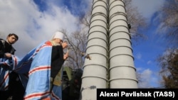 Окупований Крим. Митрополит Української православної церкви (Московського патріархату) Платон благословляє російську зенітну ракетну систему великої і середньої дальності С-400 «Тріумф», розгорнуту в Феодосії, 14 січня 2017 року