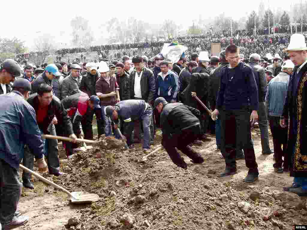 A funeral ceremony is held on April 9 for some of the victims of the riots. At least 79 people were killed and over 1,000 wounded.