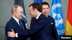 Архивска фотографија: Претседателите на Русија и на Франција, Владимир Путин и Емануел Макрон