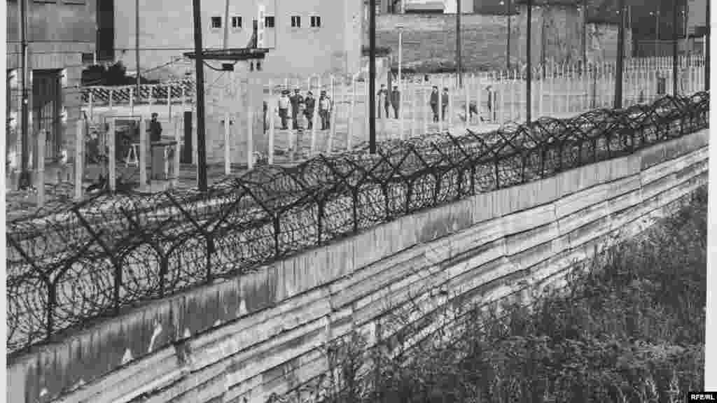 On August 17, 1962, 18-year-old Peter Fechter bled to death in the no-man&#39;s land between East and West Berlin after being shot trying to escape. Western cameramen recorded the scene for nearly an hour before guards took away his body.