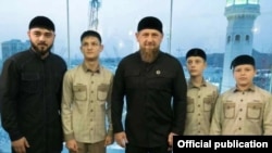 Глава Чечни Рамзан Кадыров с племянником и сыновьями, Эли Кадыров - второй справа (архивное фото)