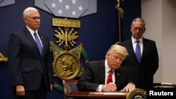 ABŞ-nyň prezident Donald Tramp syýahatçylyk çeklendirmesi barada permana gol çekýär, Waşington, 27-nji ýanwar, 2017