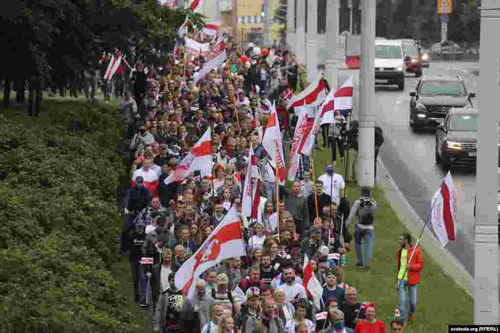 People began filling the streets of the city as they made their way toward the central Independence Square for the 15th day of protests against President Alyaksandr Lukashenka. 