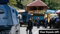 Косовска полиција на барикадите на граничниот премин Брњак 