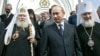 Зліва направо: Московський патріарх Алексій II, президент Росії Володимир Путін і тодішній митрополит Смоленський і Калінінградський Кирило. Калінінград, 10 вересня 2006 року