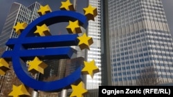România nu e încă pregătită să adere la moneda euro, cred analiștii 