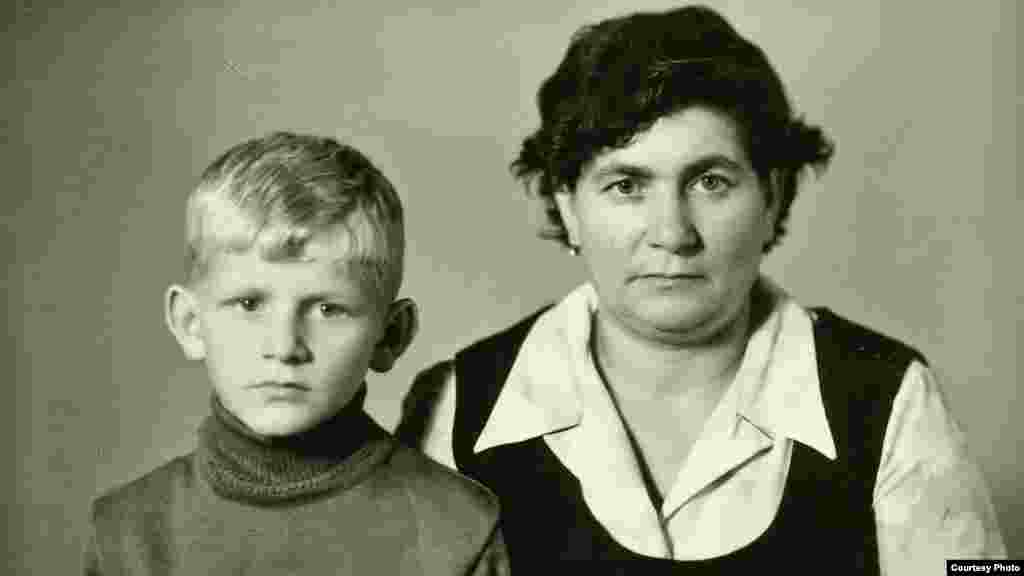 Алесь Бяляцкі з маці Нінай Аляксандраўнай. Сьветлагорск, 1970 