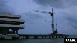 Четыре из семи государств, расположенных у Черного моря, ведут добычу нефти. Если где-то произойдет авария, то никто не сможет гарантировать, что последствия аварии не отразятся на абхазском побережье