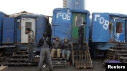 Although Central Asian migrant workers are still sending large sums of rubles home, the declining value of the Russian currency means the actual amount of remittances has fallen sharply. (file photo)