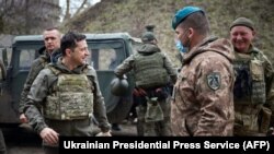 Ukrajinski predsjednik Volodimir Zelenski u posjeti prvoj liniji odbrane na kojoj se nalaze ukrajinski vojnici