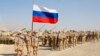 Militarii ruși se aliniază înainte de începerea exercițiilor militare comune cu Tadjikistan și Uzbekistan la poligonul de tragere Harb-Maidon, la aproximativ 20 de kilometri nord de granița cu Afganistan - 10 august 2021.
