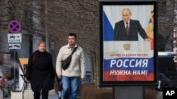 Рекламний плакат із зображенням президента Росії Володимира Путіна та написом «Заходу не потрібна Росія, Росія потрібна нам» на вулиці в окупованому Севастополі, Крим, 6 березня 2024 року