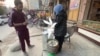 افغانه وکیله د پېښور په یوه کوڅه کې منتو خرڅوي