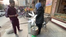افغانه وکیله د پېښور په یوه کوڅه کې منتو خرڅوي