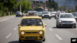 Replika legendarnog auta iz serije Mućke na sarajevskim ulicama
