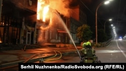 Також у столиці внаслідок атаки пошкоджені три автомобілі швидкої допомоги, які виїжджали на місця викликів, персонал не постраждав