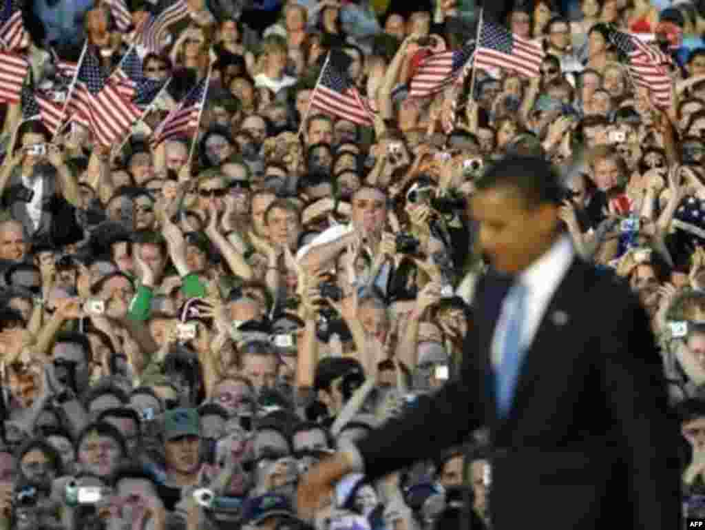 U Berlinu prošle godine... - Polovinom prošle godine Obamu je u Berlinu pozdravilo oko 200.000 ljudi. Njegova se popularnost počela mjeriti sa onom koju je imao John Kennedy.