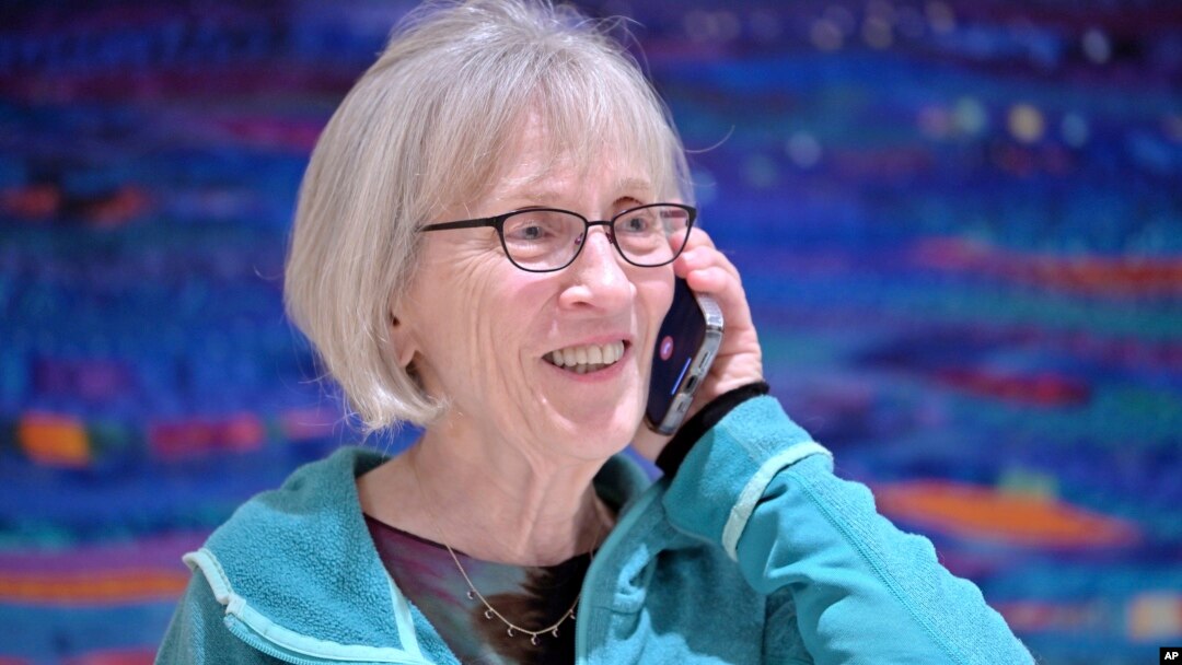 Claudia Goldin razgovara s novinarom nakon što je saznala da je dobila Nobelovu nagradu za ekonomiju, 9. oktobar 2023.