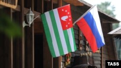 Флаги Абхазии и России